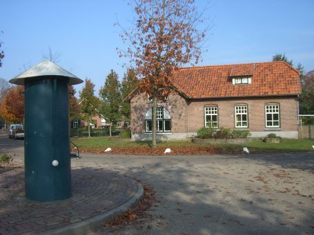Griendtsveen : Apostelweg, alte runde Wasserpumpe aus Stahlblech zusammengenietet.